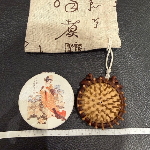 Wooden Scalp Massage Brush and Compact Mirror Set - Picture 5 of 7